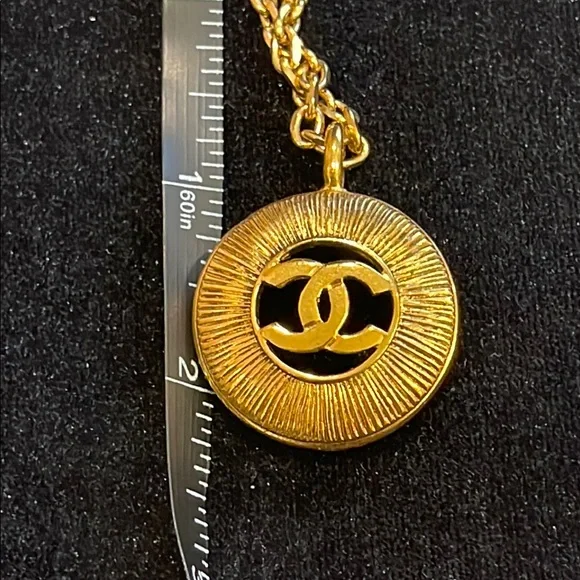 Chanel large vintage CC round Pendant - Picture 5 of 7